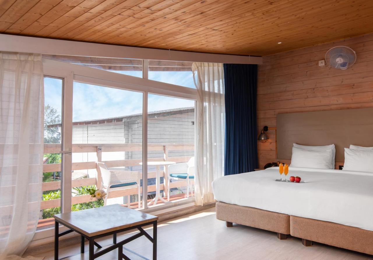 Living Room Beach Resort Morjim Exterior photo