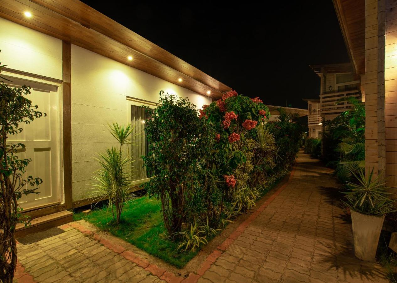 Living Room Beach Resort Morjim Exterior photo